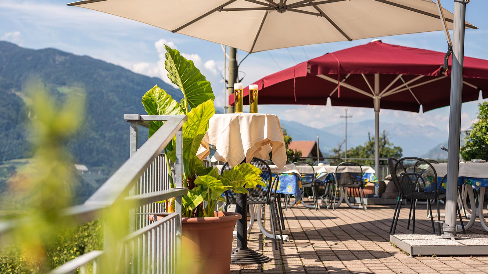due birre fredde Forst su un tavolo da bar sulla terrazza del ristorante Seilbahn in estate