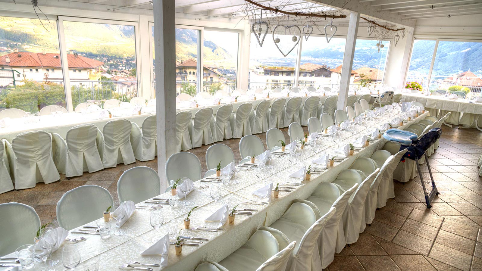 festlich gedeckter Speisesaal im Restaurant Seilbahn in Dorf Tirol