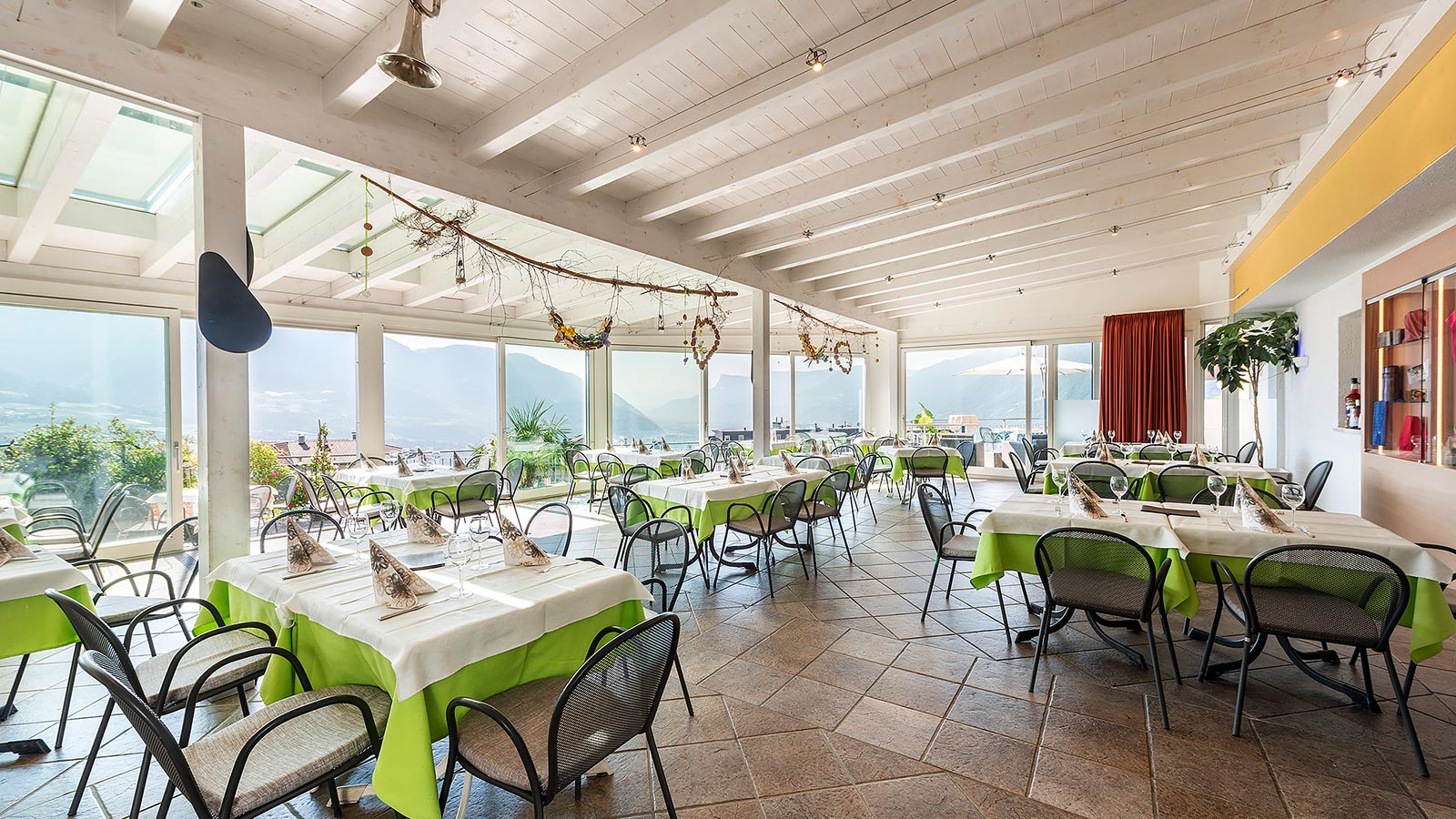 Sala da pranzo del ristorante Seilbahn a Dorf Tirol