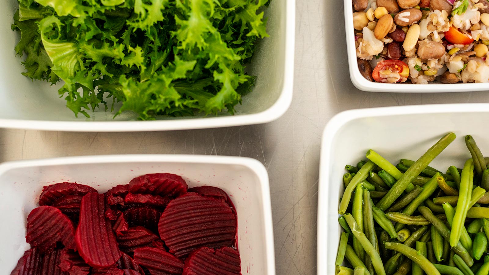 Salate im Restaurant Seilbahn, Rohnen, grüne Bohnen, grüner Salat und Bohnen