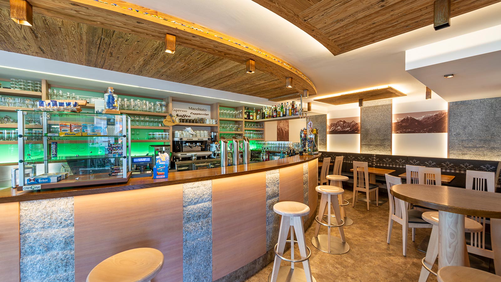 il bar arredato in legno del ristorante Seilbahn a Dorf Tirol